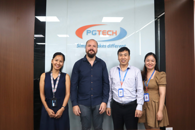 Mr. Mickael - Sales Director, đại diện hãng Techneau Pháp sang thăm và làm việc với PGTECH