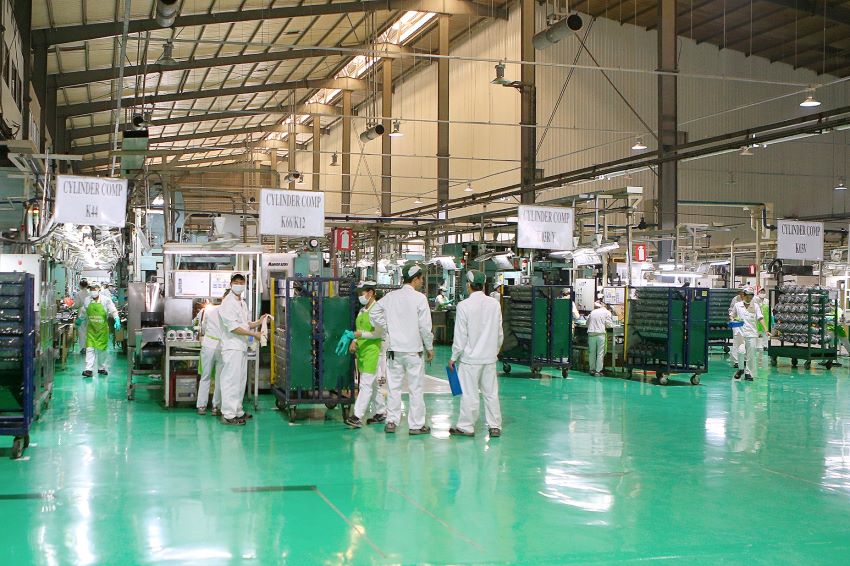 Dây chuyền sản xuất hiện đại trong nhà máy phụ tùng xe máy, ô tô Việt Nam (VAP)