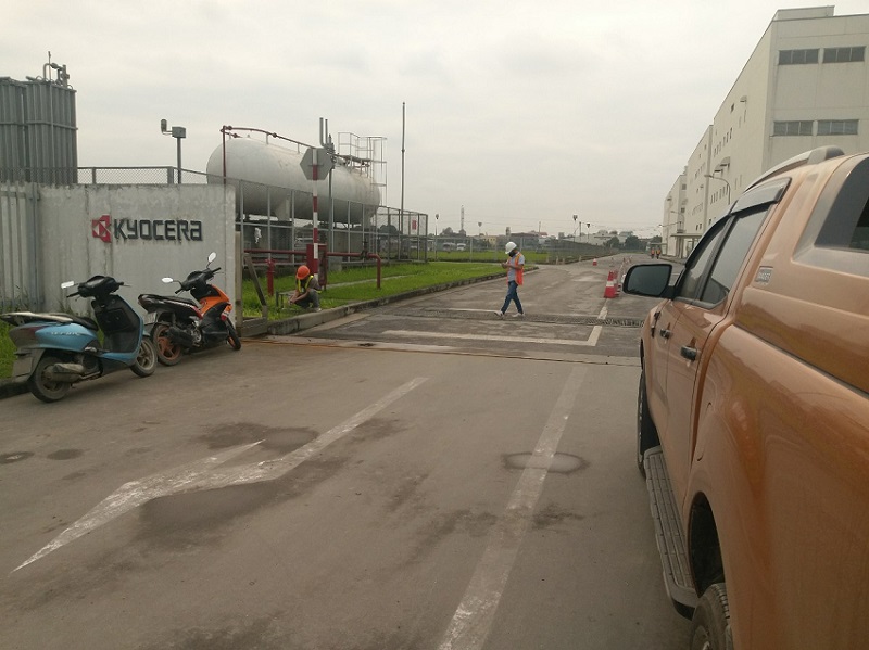 Những chuyến hàng van công nghiệp giao tại chân công trình nhà máy Kyocera Việt Nam