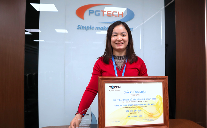 Mrs. Thảo – Phó Giám Đốc PGTECH hân hoan đón nhận Chứng Nhận Đại Lý Bán Hàng Top 1 năm 2023