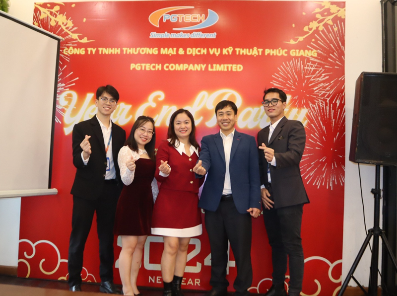 Team Marketing chụp hình cùng BLĐ Công Ty PGTECH