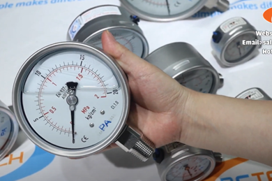 So sánh đồng hồ đo áp suất có dầu thân vỏ inox và đồng hồ đo áp suất không dầu vỏ thép chân đồng